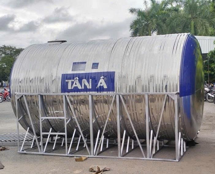 Vận chuyển cẩu lắp téc inox 9 khối nằm tại công trình